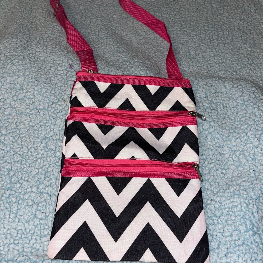 Pink with black and white zig zag pattern purse! Unknown brand. 3 zipper pockets